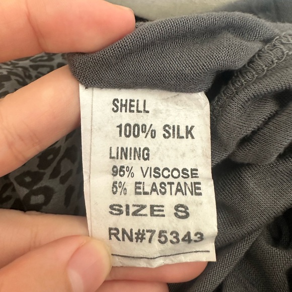 Prontomoda Giusy Black and Gray Leopard Print 100% Silk Mock Neck Blouse Size S - Picture 3 of 4